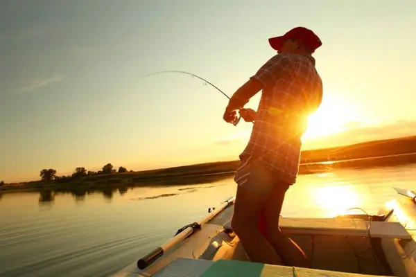 Where do fishermen get their hair cut?